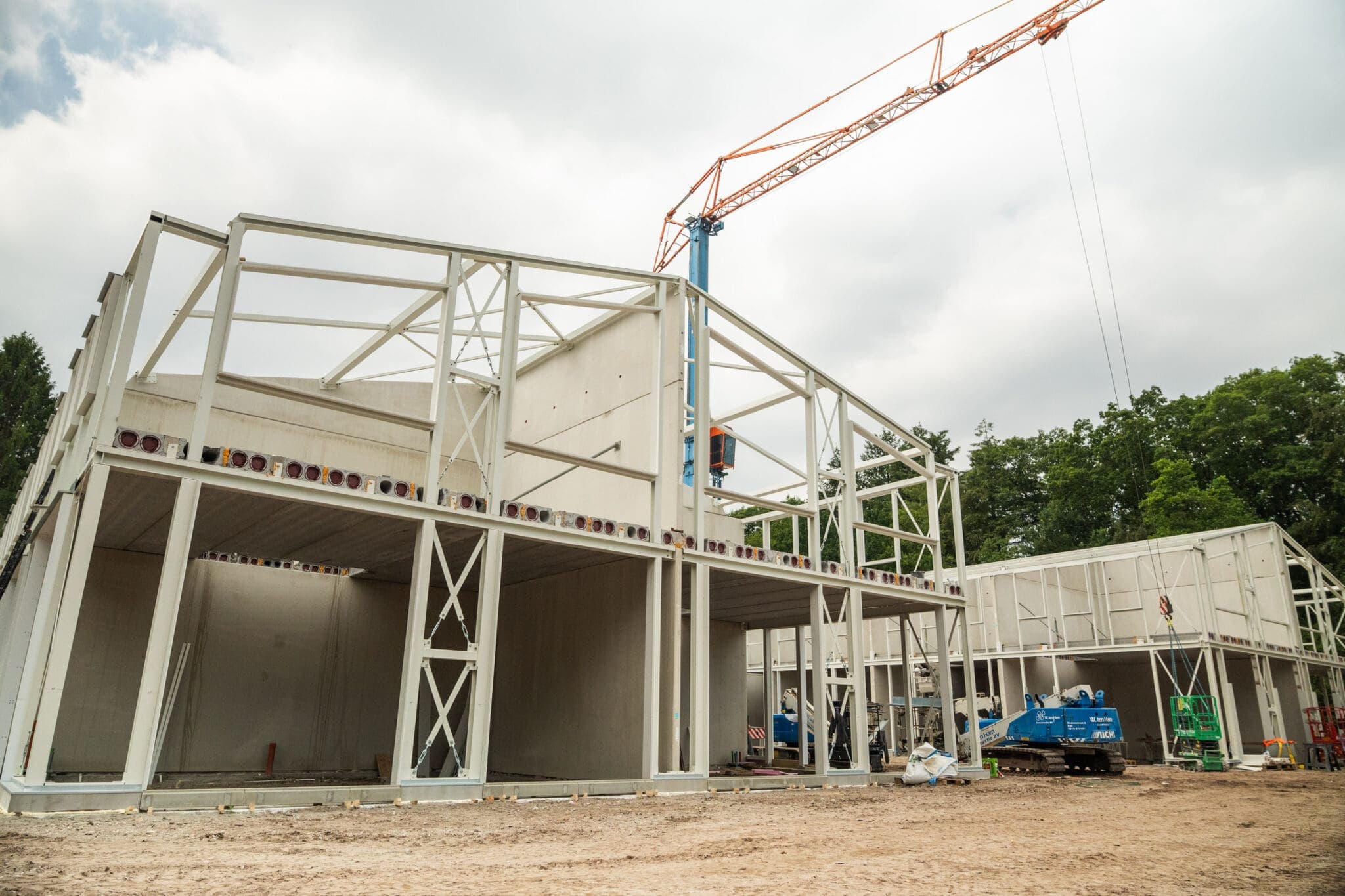 Staalskelet van een bedrijfsgebouw in aanbouw met een bouwkraan, Businesspark Soest