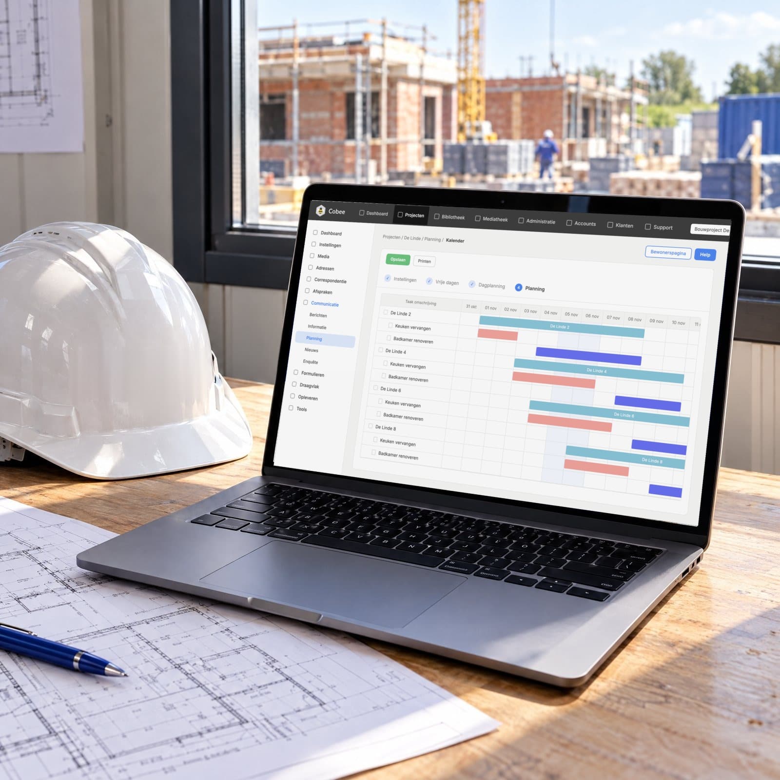 Planning per woning in Cobee op een laptop in de bouwkeet, met de bouwplaats op de achtergrond