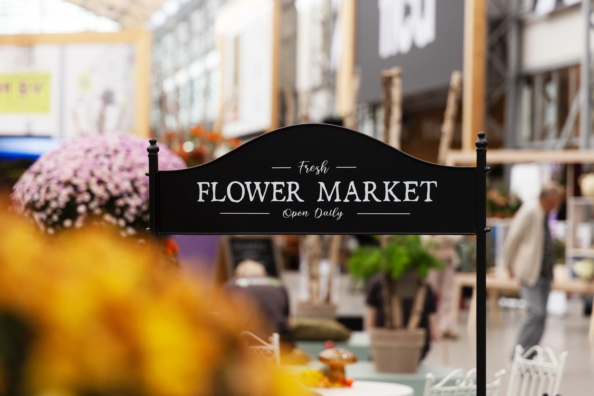 Bord met de tekst Flower Market op een bloemenmarkt voor Plantion