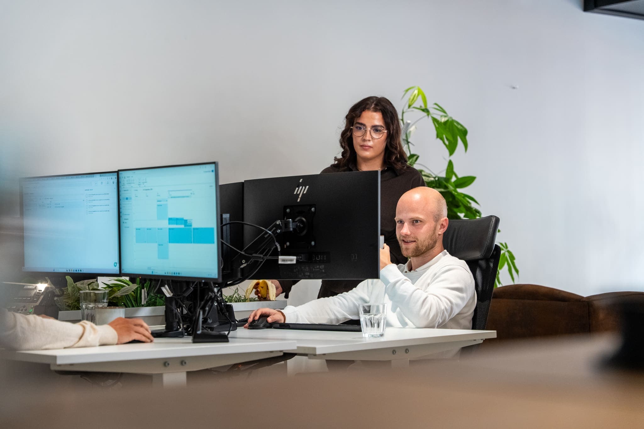 Medewerkers van ConnectYou werken achter beeldschermen op kantoor