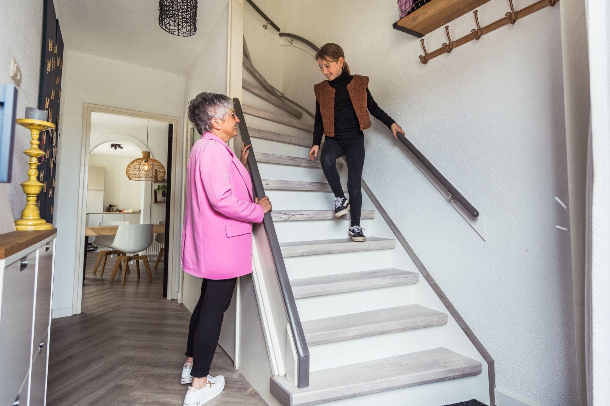 Vrouw en kind op een gerenoveerde trap bij TrapXpress