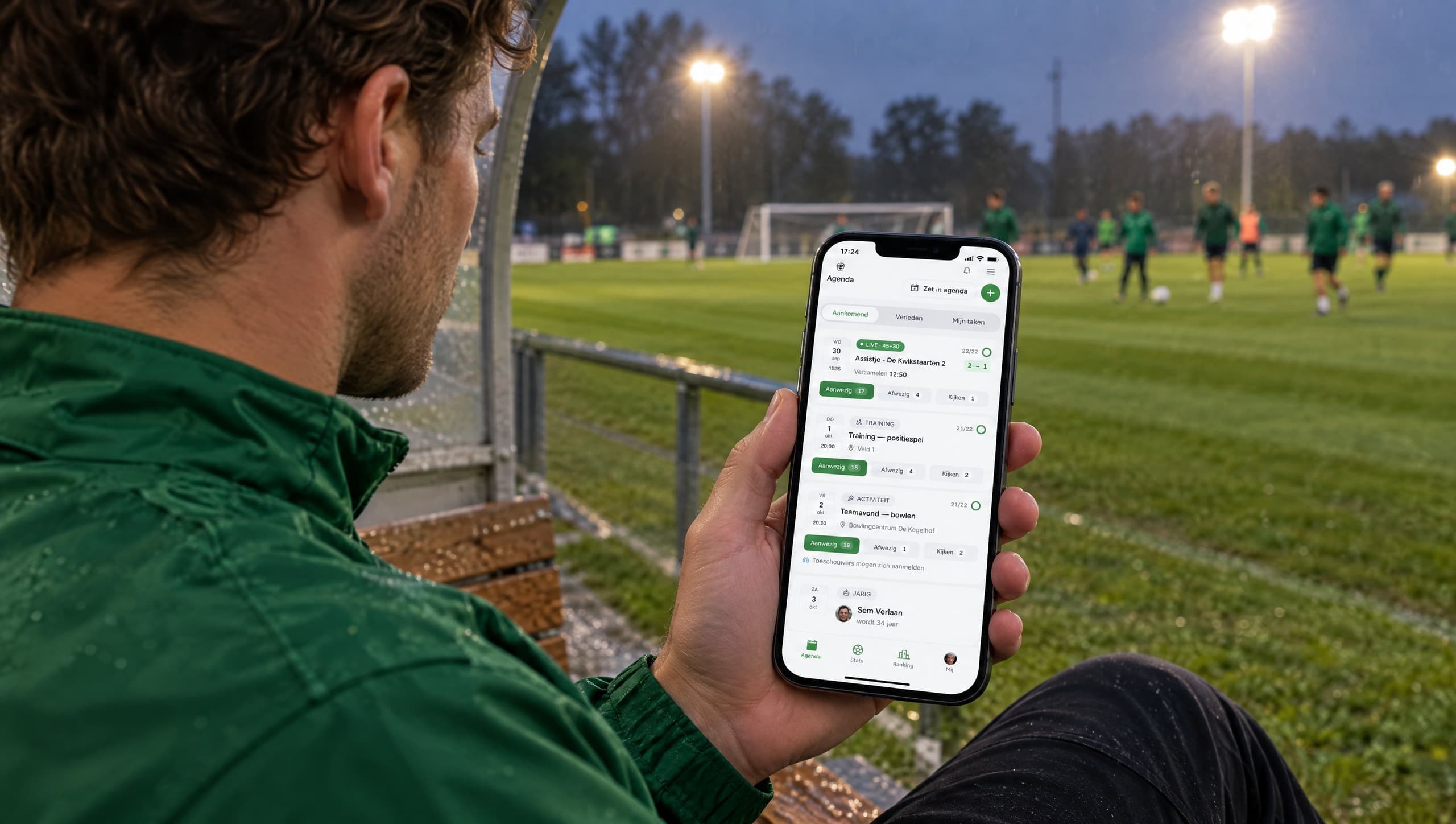 Assistje-agenda op een iPhone in de dug-out van een amateurvoetbalclub