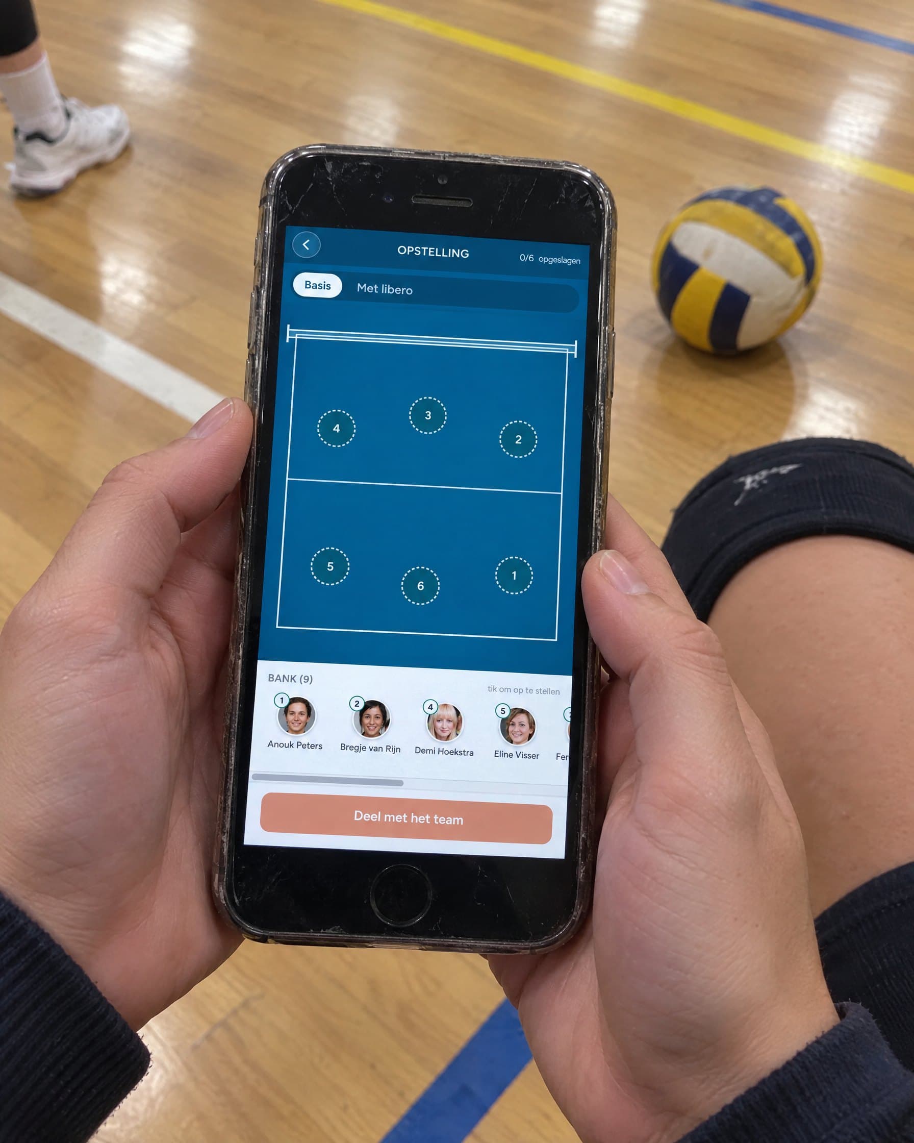 Volleybalster bekijkt de Assistje-opstelling in de sporthal