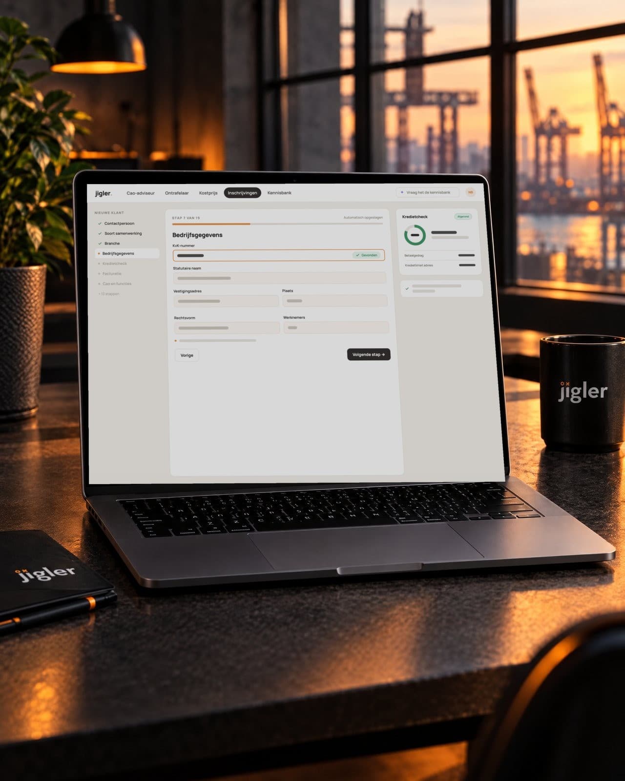 Klantinschrijving op een laptop aan het raam bij de haven: KvK-gegevens vullen zich automatisch in en de kredietcheck loopt mee
