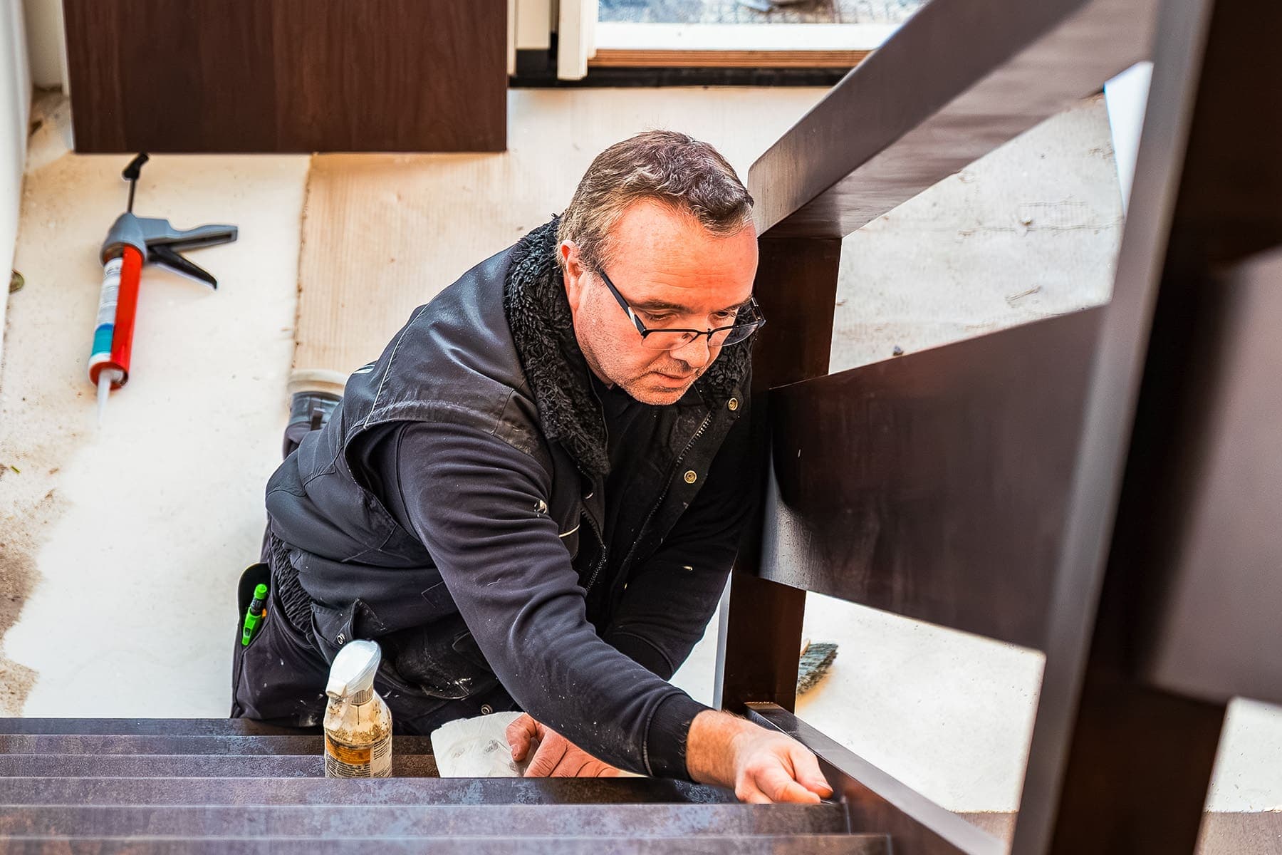 Monteur van TrapXpress plaatst stootborden op een trap